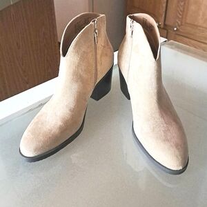 SONOMA Brand new Women's Tan  Ankle Boots size 9M